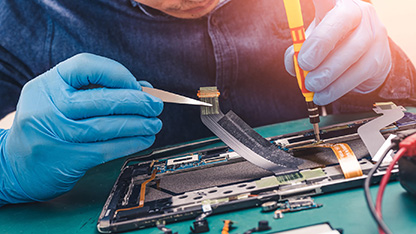 Asiantuntija työskentelee elektronisten laitteiden kanssa
